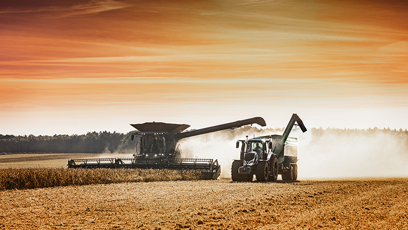 Valtra Traktor mit Mähdrescher