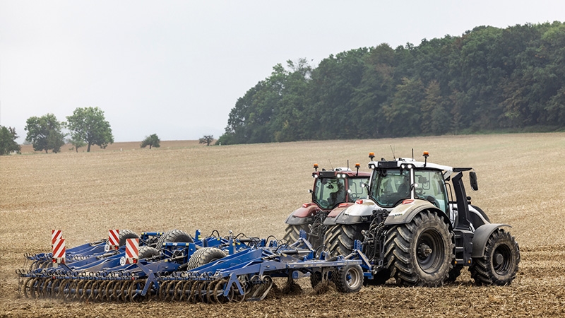 Zwei Traktoren der Valtra Q-Serie bei der Bodenbearbeitung mit gezogener Scheibenegge