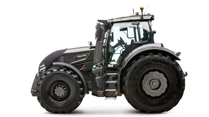 Studiobild der Valtra Q-Serie in Schwarzmetallic