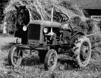 Valmet Traktor mit Pferd