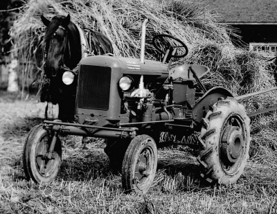 Valmet Traktor mit Pferd