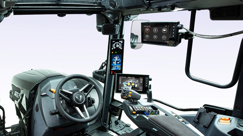 Valtra Traktor in der Kabine mit Premium-Kabineninterieur
