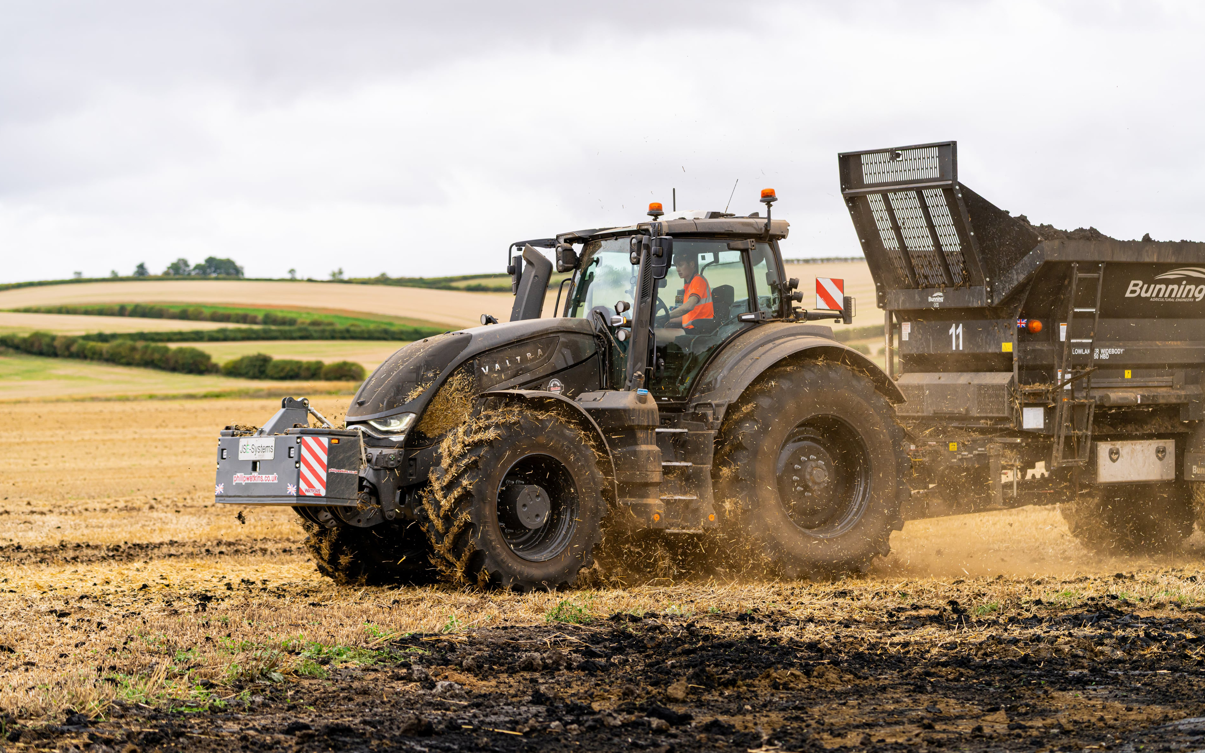 valtra-s-series-efficient-tractors_2500x4000.jpg