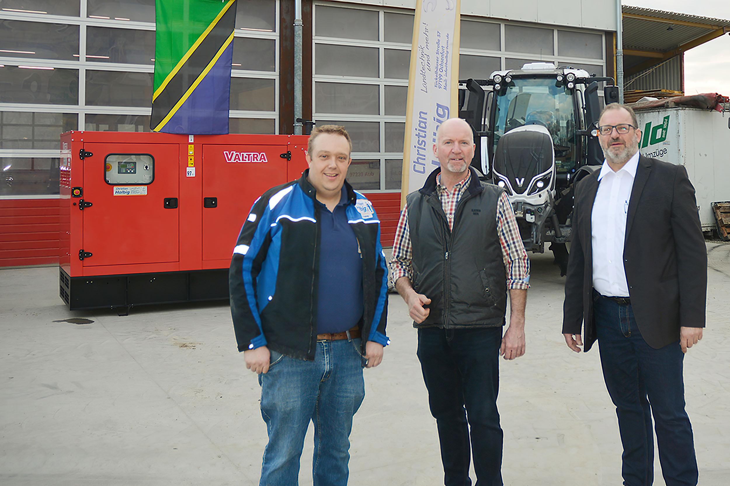 Übergabe des neuen Valtra Generators an Burkhard Freitag, v. l. n. r. Christian Halbig (Händler), Burkhard Freitag, Ludger Heydler (Valtra).